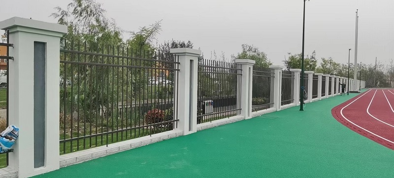 護(hù)衛(wèi)犬為學(xué)校保駕護(hù)航，安裝新型鋅鋼護(hù)欄！