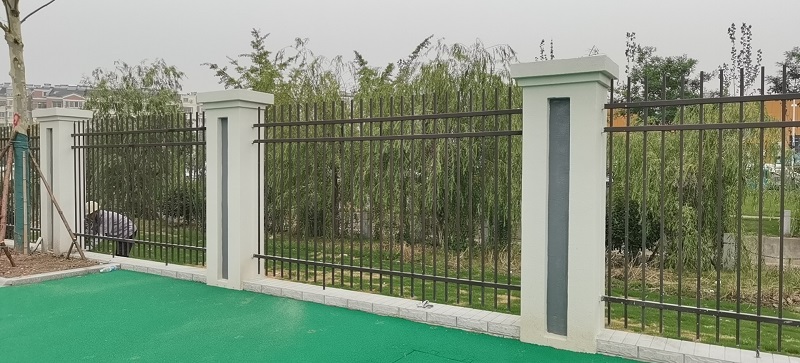 學(xué)校安裝護(hù)衛(wèi)犬新鋼護(hù)欄